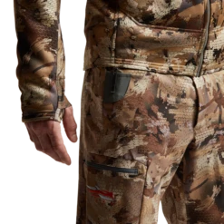 'Sitka' Men's Traverse Pant - Waterfowl : Waterfowl Marsh -Travs Outfitter Store IMG SITKA WL 2022 600029 WL Traverse Pant Optifade Waterfowl 592p Studio 04008