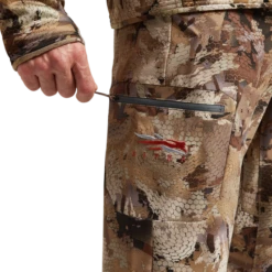 'Sitka' Men's Traverse Pant - Waterfowl : Waterfowl Marsh -Travs Outfitter Store IMG SITKA WL 2022 600029 WL Traverse Pant Optifade Waterfowl 592p Studio 04015